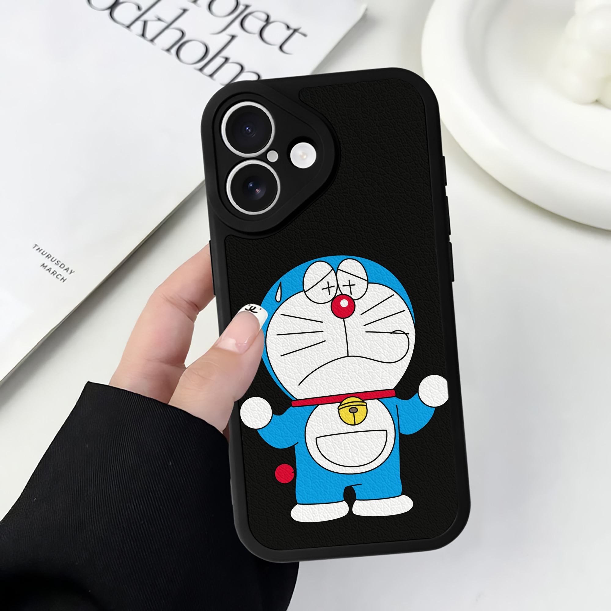 （画像用） ドラえもん Doraemon 【iPhone 16シリーズ対応】シリコンスマホケース（レザー調） 材質：シリコン